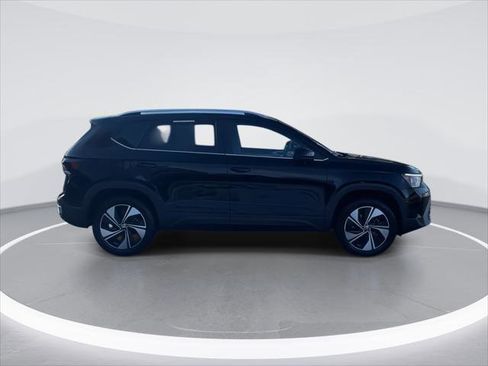 Used 2025 Volkswagen Taos SE AWD/4WD image 9