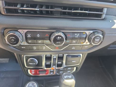 Used 2024 Jeep Wrangler Unlimited Rubicon w/ Technology Group AWD/4WD image 19