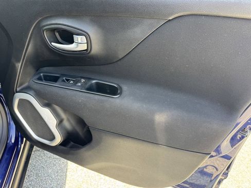 Used 2019 Jeep Renegade Latitude AWD/4WD image 9
