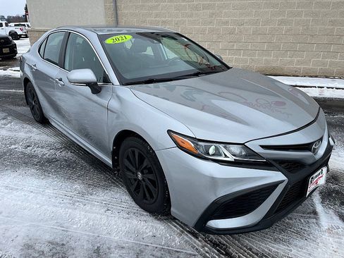 Used 2021 Toyota Camry SE image 2