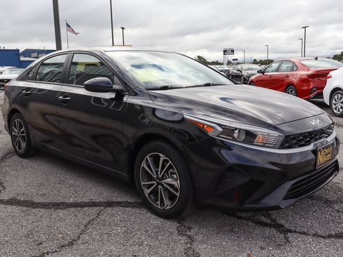 Used 2023 Kia Forte LXS image 3