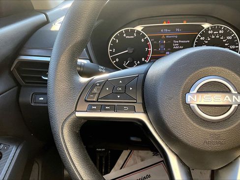 Used 2024 Nissan Altima 2.5 SV image 11