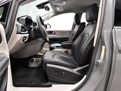 Used 2023 Chrysler Pacifica Touring-L w/ Uconnect Theater Family Group FWD image 5