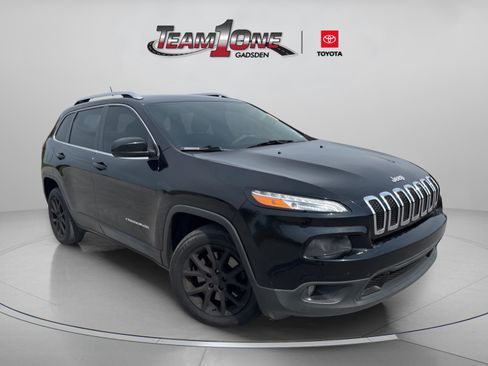 Used 2017 Jeep Cherokee Latitude w/ Comfort/Convenience Group FWD image 1