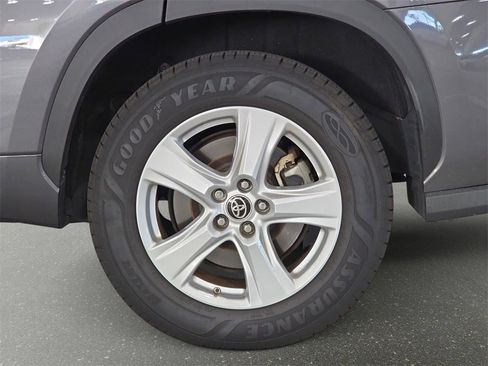 Used 2022 Toyota Highlander LE image 30