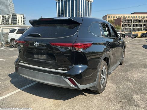 Used 2022 Toyota Highlander XLE AWD/4WD image 5