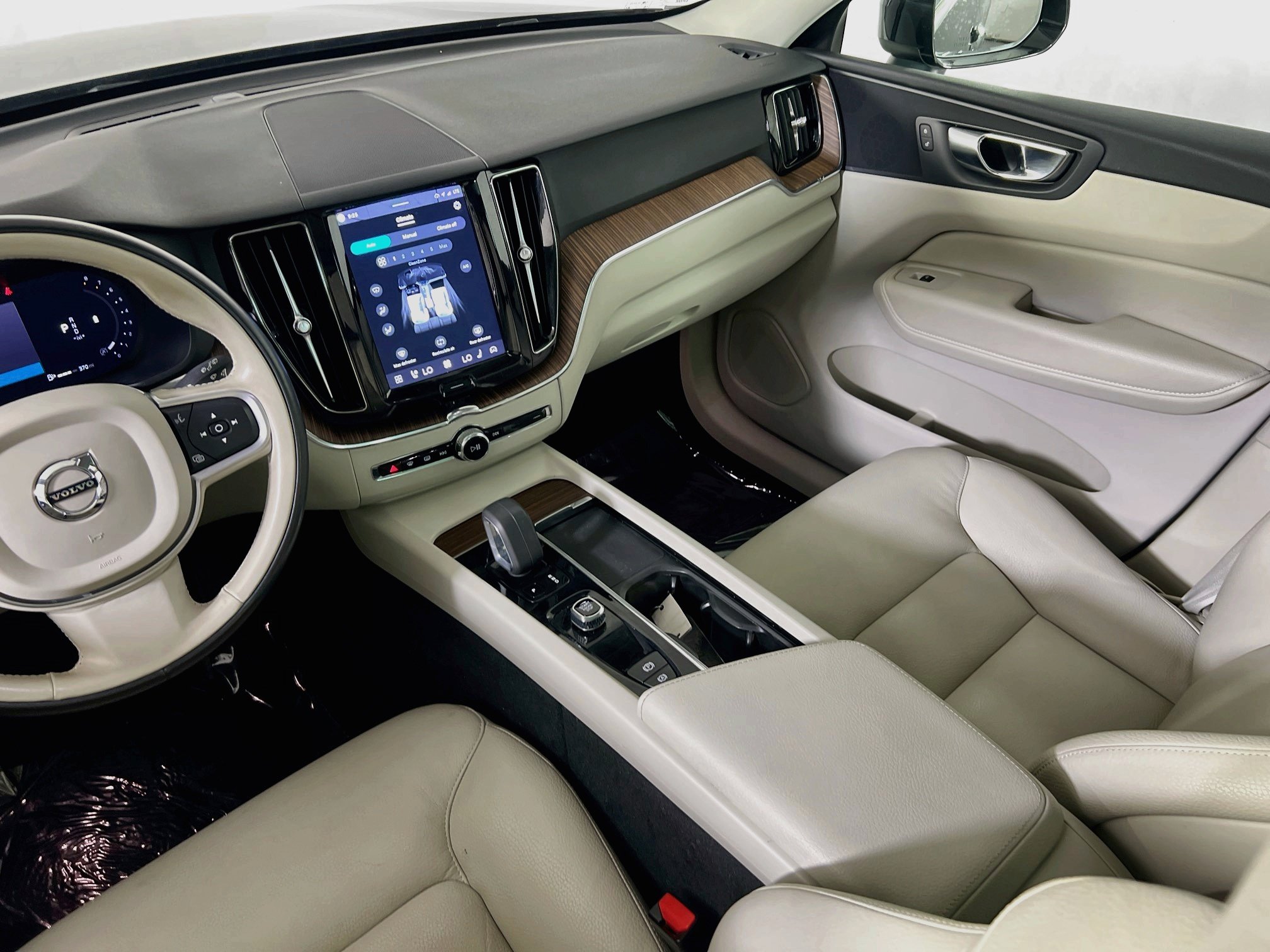Used 2022 Volvo XC60 B5 Momentum w/ Climate Package AWD/4WD image 23