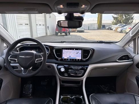 Used 2023 Chrysler Pacifica Limited image 24
