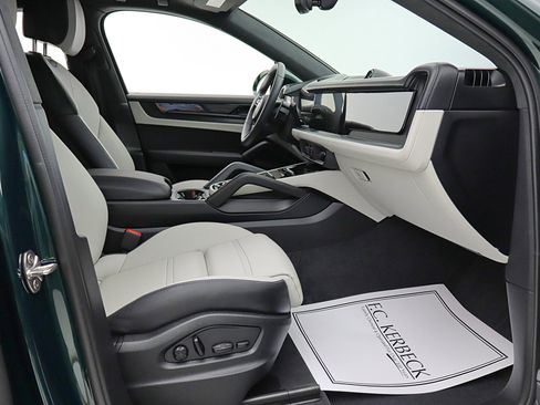 Used 2025 Porsche Cayenne GTS AWD/4WD image 28