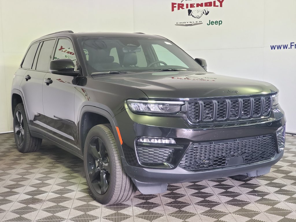 Used 2025 Jeep Grand Cherokee Limited w/ Black Appearance Package AWD/4WD image 2