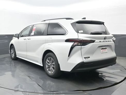 New 2026 Toyota Sienna XLE image 3