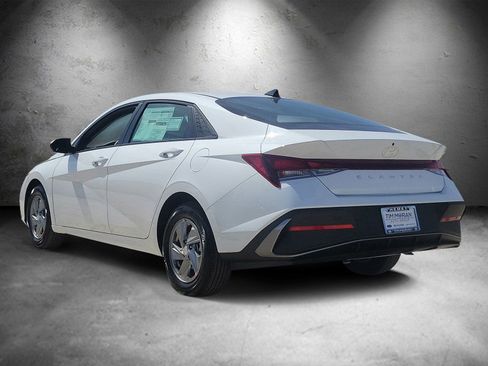 New 2026 Hyundai Elantra SE FWD image 4