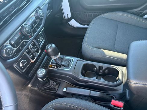 Used 2025 Jeep Wrangler Unlimited Sahara AWD/4WD image 41