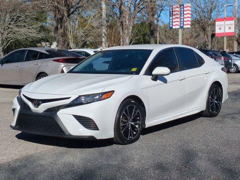 Certified 2019 Toyota Camry SE image 1