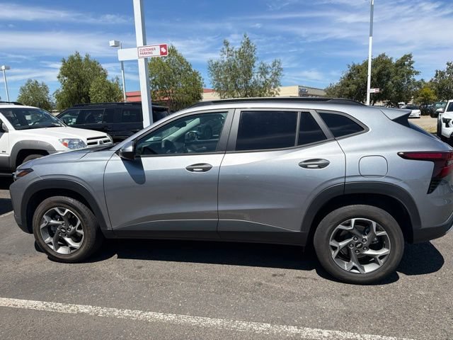 Used 2025 Chevrolet Trax LT FWD image 17