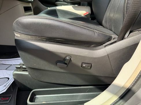 Used 2014 Chrysler Town & Country Touring-L w/ Driver Convenience Group FWD image 14