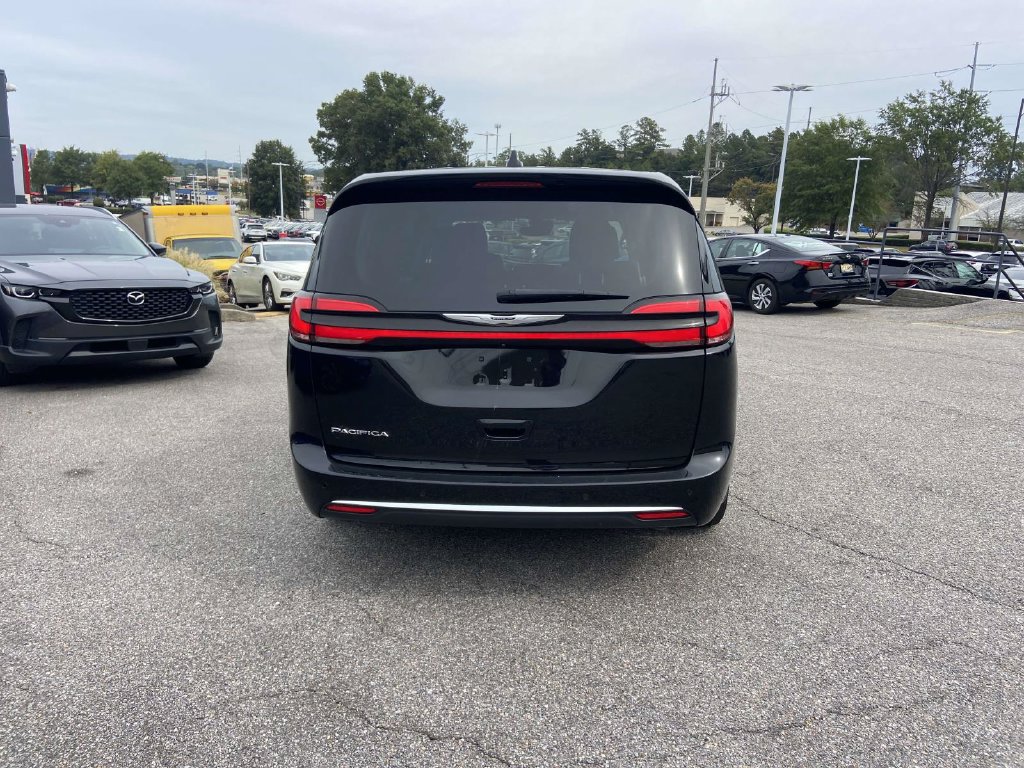 Used 2024 Chrysler Pacifica Touring-L FWD image 3
