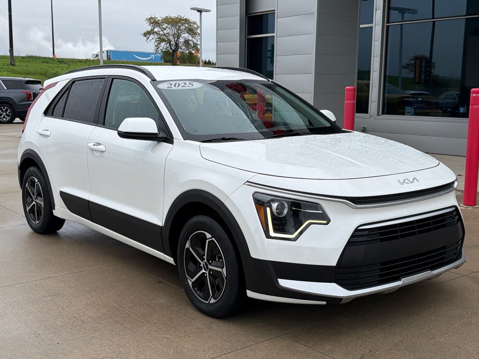 Used 2025 Kia Niro LX FWD image 2
