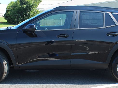 New 2025 Chevrolet Trax LT w/ Driver Confidence Package image 2