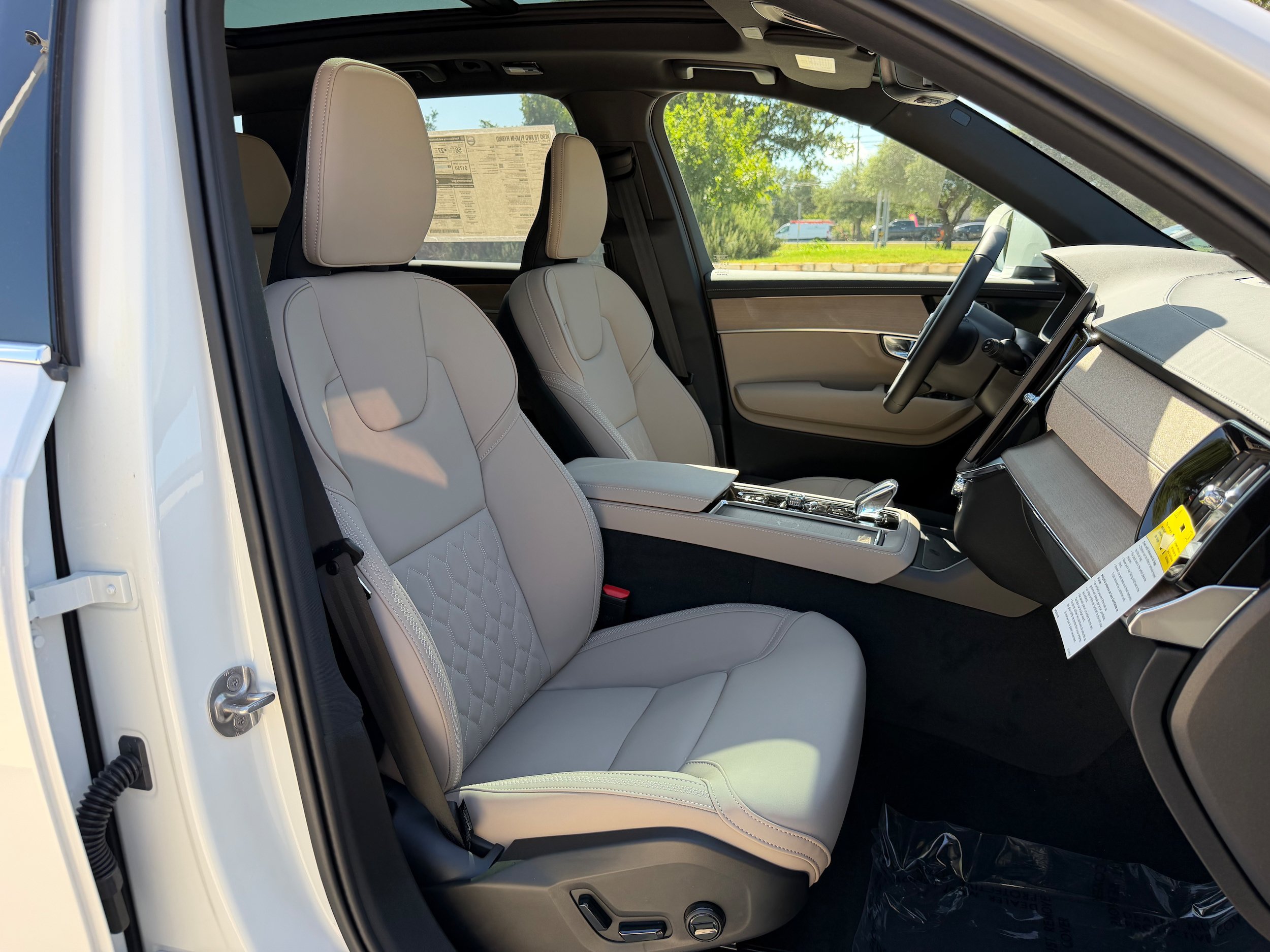 New 2026 Volvo XC90 T8 Plus w/ Protection Package Premier AWD/4WD image 8