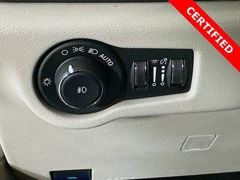 Used 2024 Chrysler Pacifica Touring-L image 12