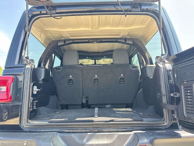 Used 2025 Jeep Wrangler Unlimited Sahara AWD/4WD image 13