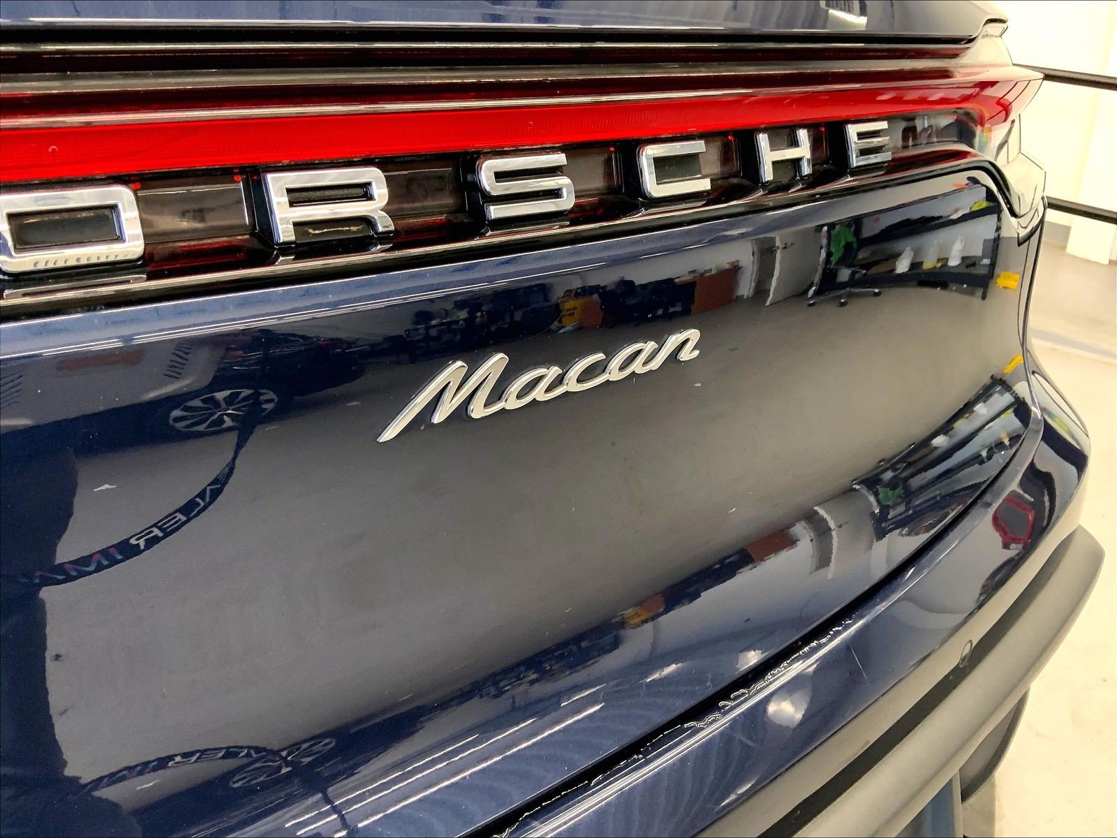 Certified 2023 Porsche Macan AWD/4WD image 20