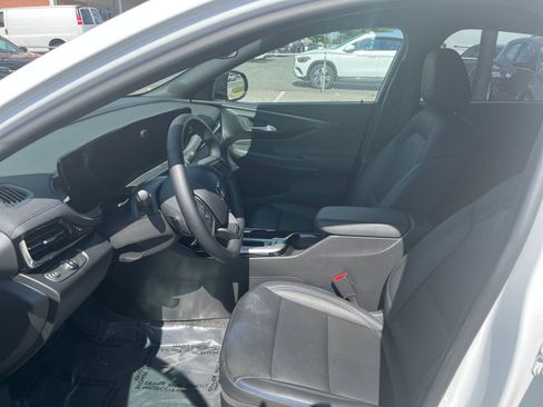 Used 2025 Buick Envista Sport Touring image 25