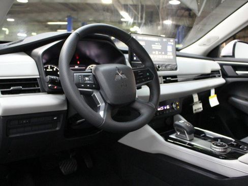 New 2025 Mitsubishi Outlander SE image 5