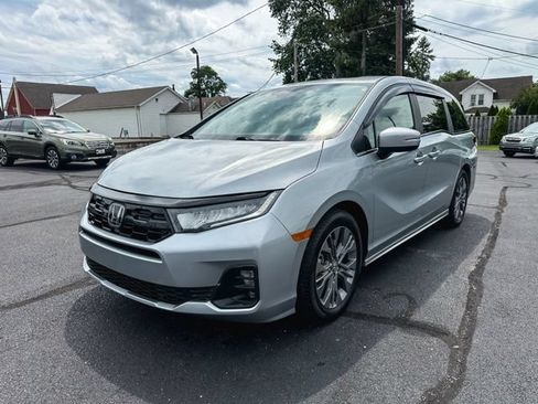 Used 2025 Honda Odyssey Touring image 3
