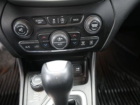 Used 2018 Jeep Cherokee Latitude Plus w/ Comfort/Convenience Group image 4