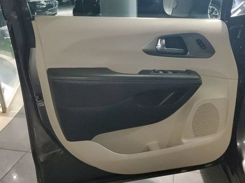 Used 2023 Chrysler Pacifica Touring-L FWD image 20
