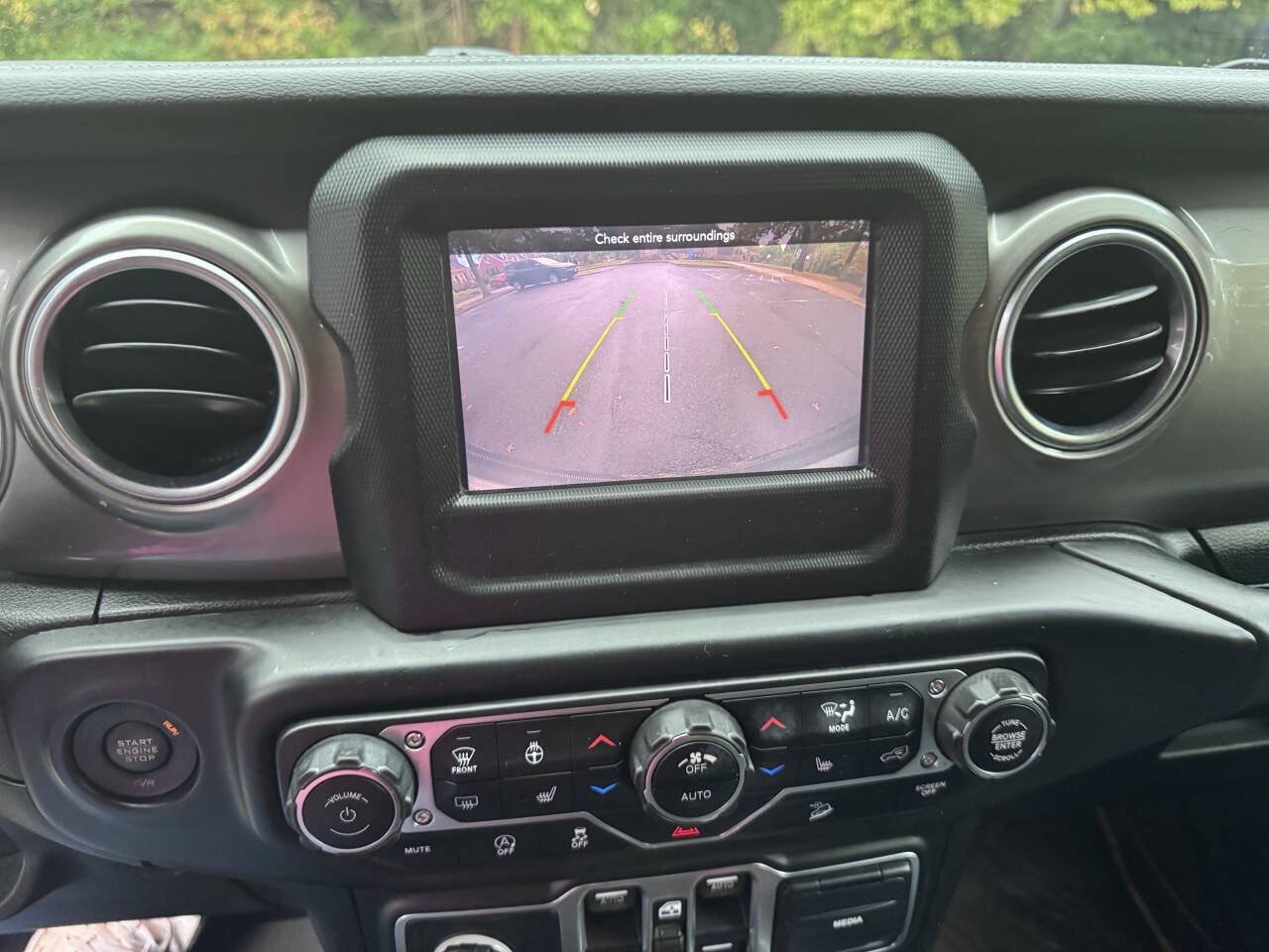 Used 2018 Jeep Wrangler Unlimited Sahara w/ Cold Weather Group AWD/4WD image 16