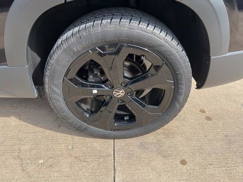 Used 2025 Volkswagen Taos SE image 10