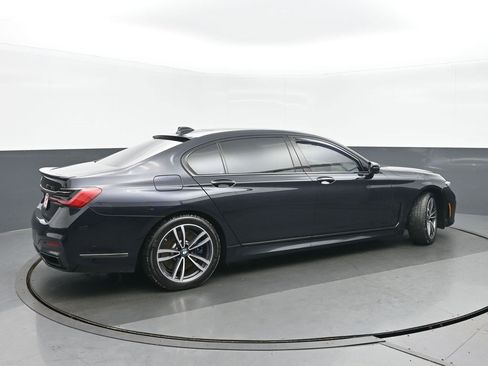 Used 2022 BMW 750i xDrive w/ Luxury Rear Seating Package image 3