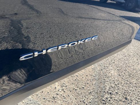 Used 2018 Jeep Cherokee Latitude Plus image 24