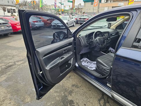 Used 2020 Mitsubishi Outlander LE image 9