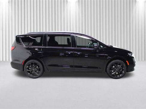New 2026 Chrysler Pacifica Select image 2