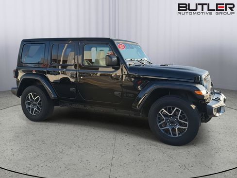 Used 2025 Jeep Wrangler Unlimited Sahara AWD/4WD image 7