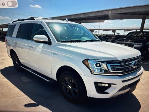 Used 2018 Ford Expedition XLT w/ Equipment Group 202A AWD/4WD image 2