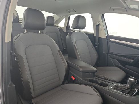 Used 2025 Volkswagen Jetta SE image 33