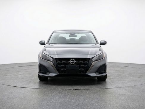 Used 2025 Nissan Altima 2.5 SV image 2