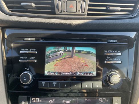 Used 2017 Nissan Rogue SV image 25