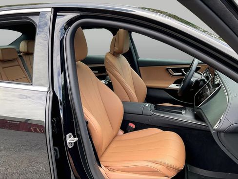 Used 2025 Mercedes-Benz E 350 4MATIC Sedan image 8