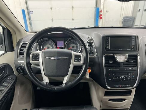 Used 2016 Chrysler Town & Country Touring FWD image 11
