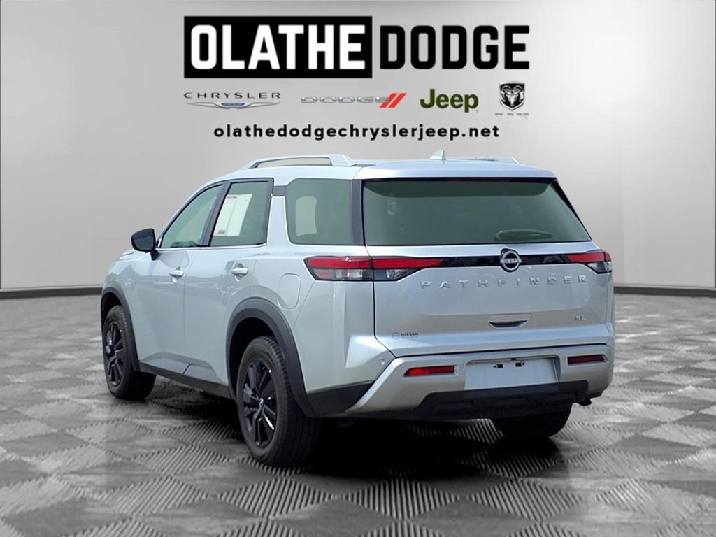 Used 2025 Nissan Pathfinder SL FWD image 5