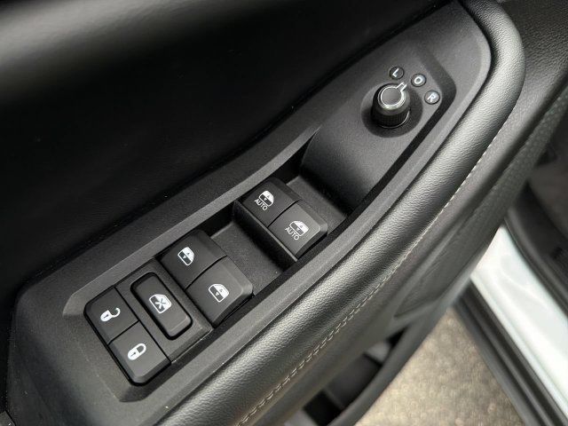 Used 2023 Jeep Grand Cherokee Altitude AWD/4WD image 16