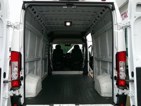 Used 2023 RAM ProMaster 2500 FWD image 9