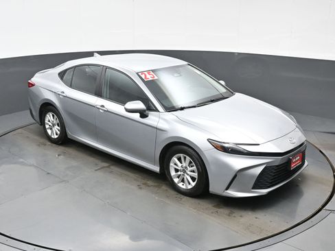 Used 2025 Toyota Camry LE image 32