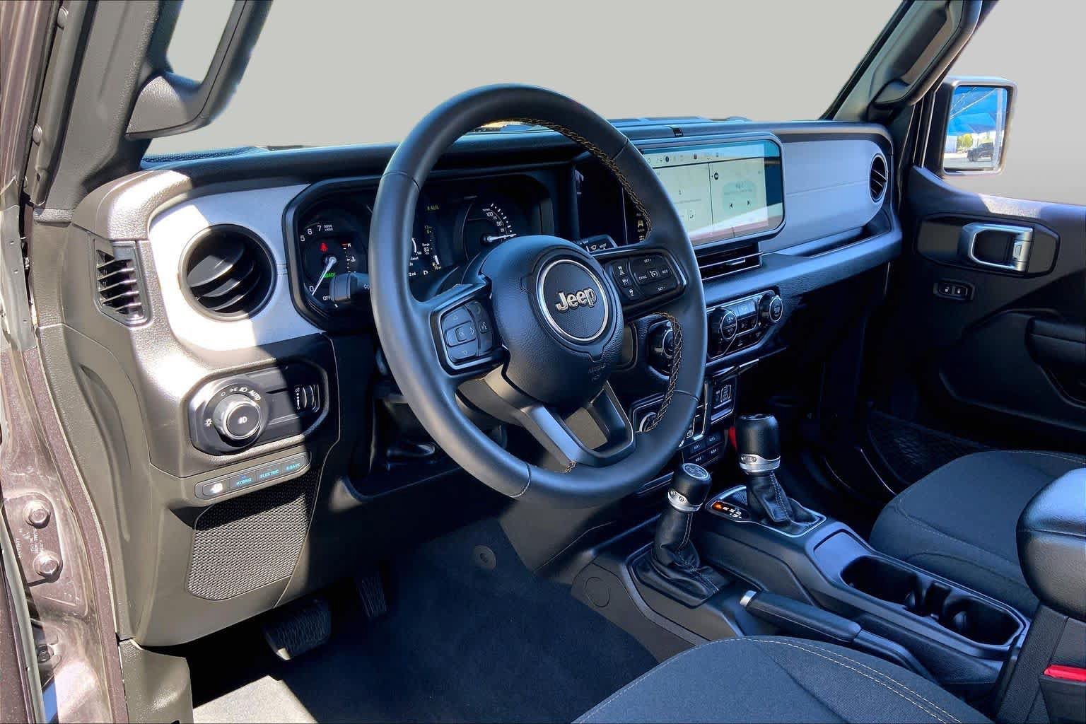 Used 2024 Jeep Wrangler Unlimited w/ Convenience Group AWD/4WD image 18